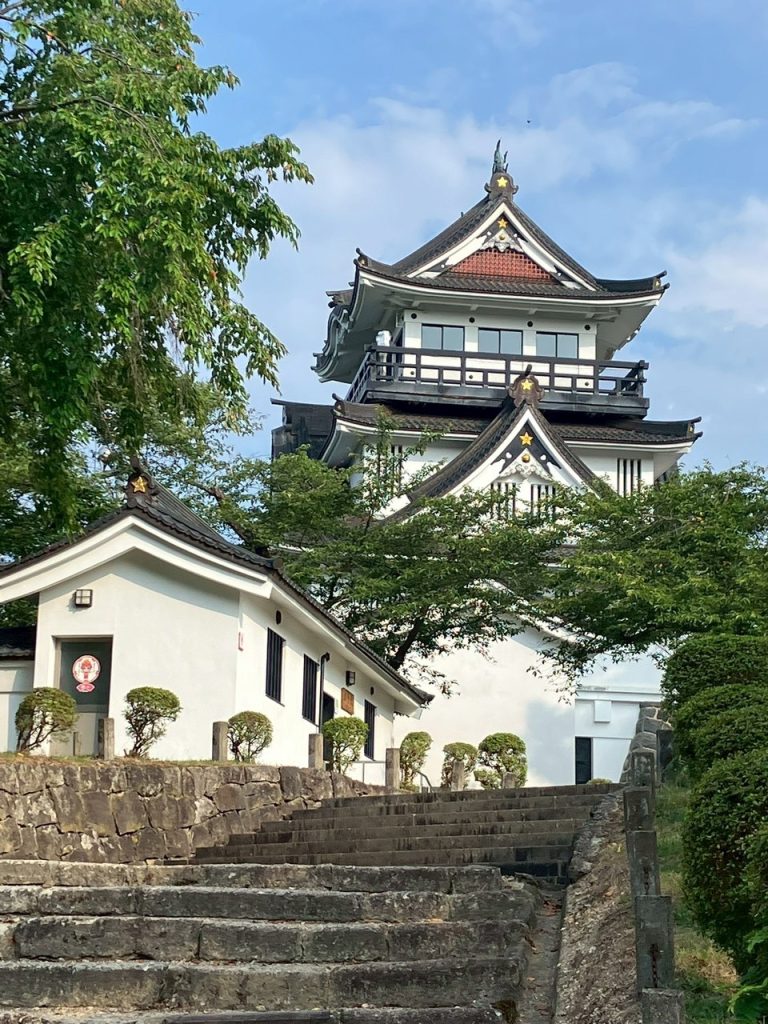 井上忠征ブログ　横手公園のお城の急な階段