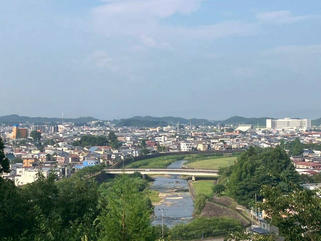 横手公園のお城（展望台）から 鳥海山・横手川・市街地を望む